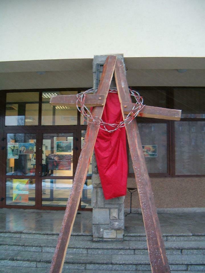 Krzyż przed wejściem do MOK-u