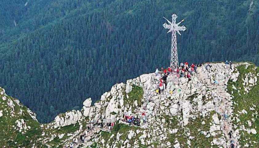 Gdy ktoś maluje pisakiem po krzyżu na Giewoncie, ktoś inny powinien zaalarmować straż parku o wandalu