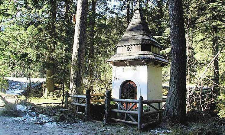 Kapliczka w Dolinie Kościeliskiej była niszczona od 10 lat, zawsze w okolicach 1 listopada
