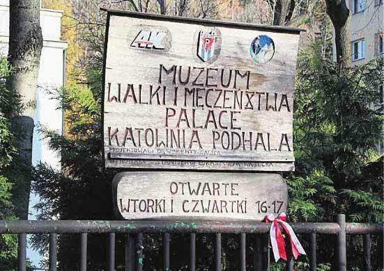 Tablica informacyjna zaczyna się rozsypywać