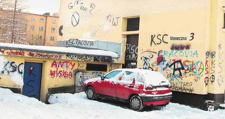 Grafficiarze-kibice najbardziej zniszczyli niedawno odnowione budynki na osiedlu Słonecznym w centrum Zakopanego