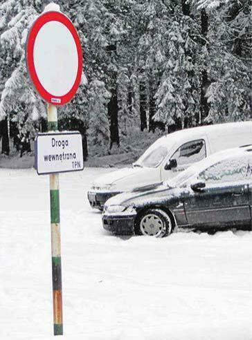 Wylot Doliny Suchej Wody - turyści zaparkowali na terenie parku