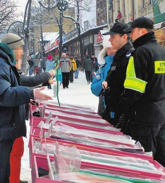 Przez cały miesiąc ochroniarze chodzili po Krupówkach, a nielegalnych stoisk przybywało