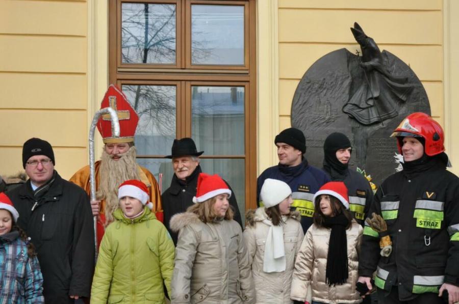 Św Mikołaj i dekorowanie miejskiej choinki _15