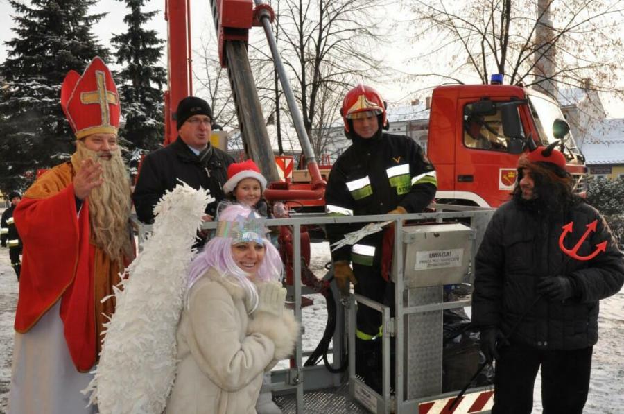 Św Mikołaj i dekorowanie miejskiej choinki _18